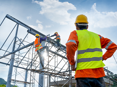 Technicien ingénieur regardant une équipe de travailleurs sur une plate-forme en acier haute, technicien ingénieur recherchant et analysant un projet de construction inachevé