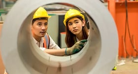Fertigungsindustrie - Manufacturing image of a foreman worker conducting site checks