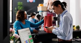 Einzelhandel - Retail industry image of a retail employee using a centralized data system