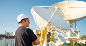 Telekommunikation - Telecommunications industry image of engineer looking at earth based radios