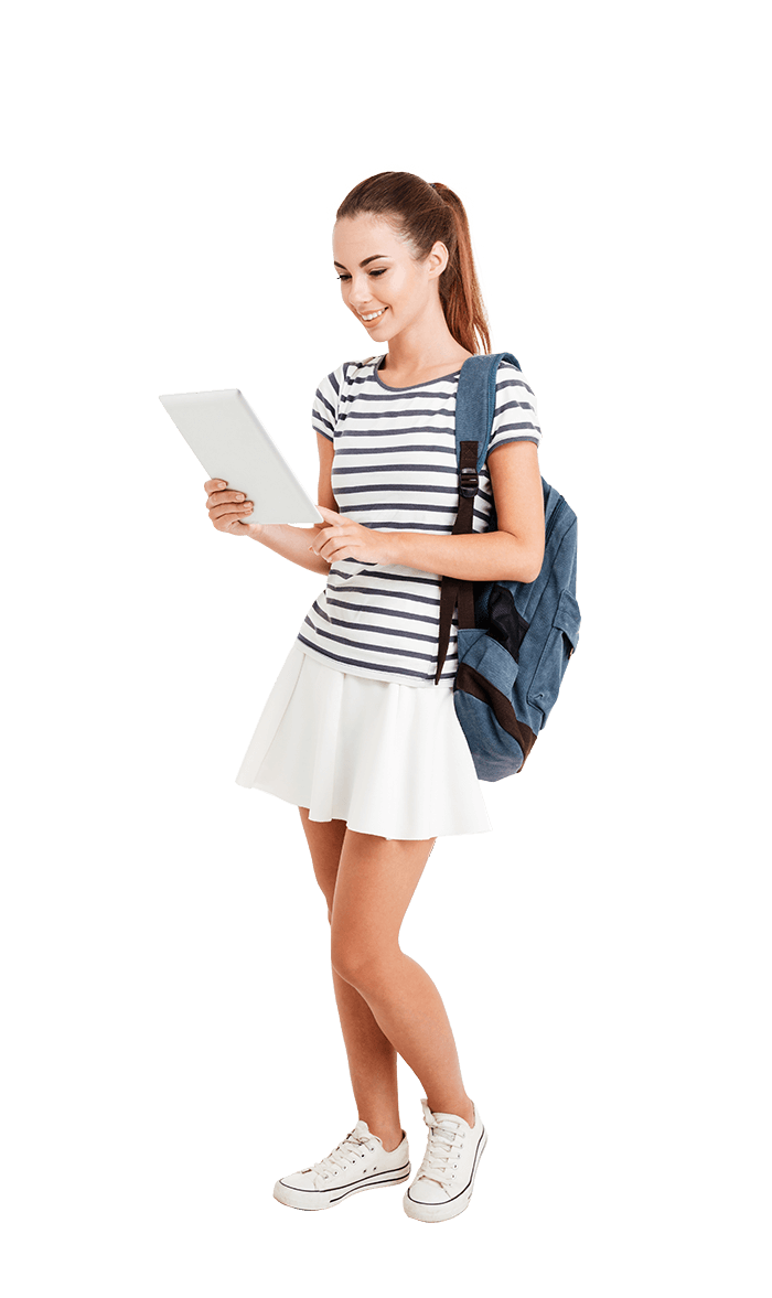 Девушка смотрится в зеркало в полный рост. Парень идет с телефоном. Элегантная девушка. Блондинка в джинсах. Человек стоит.