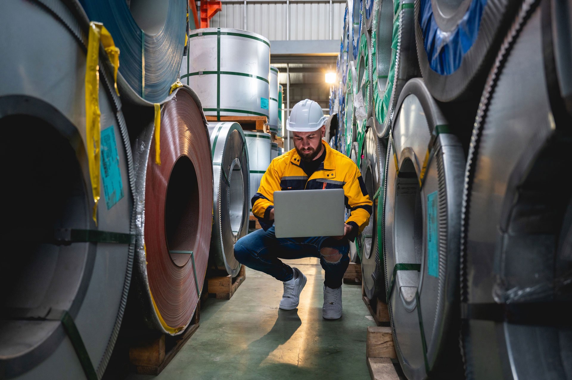 low-res_manufacturing_crouch-hardhat-laptop